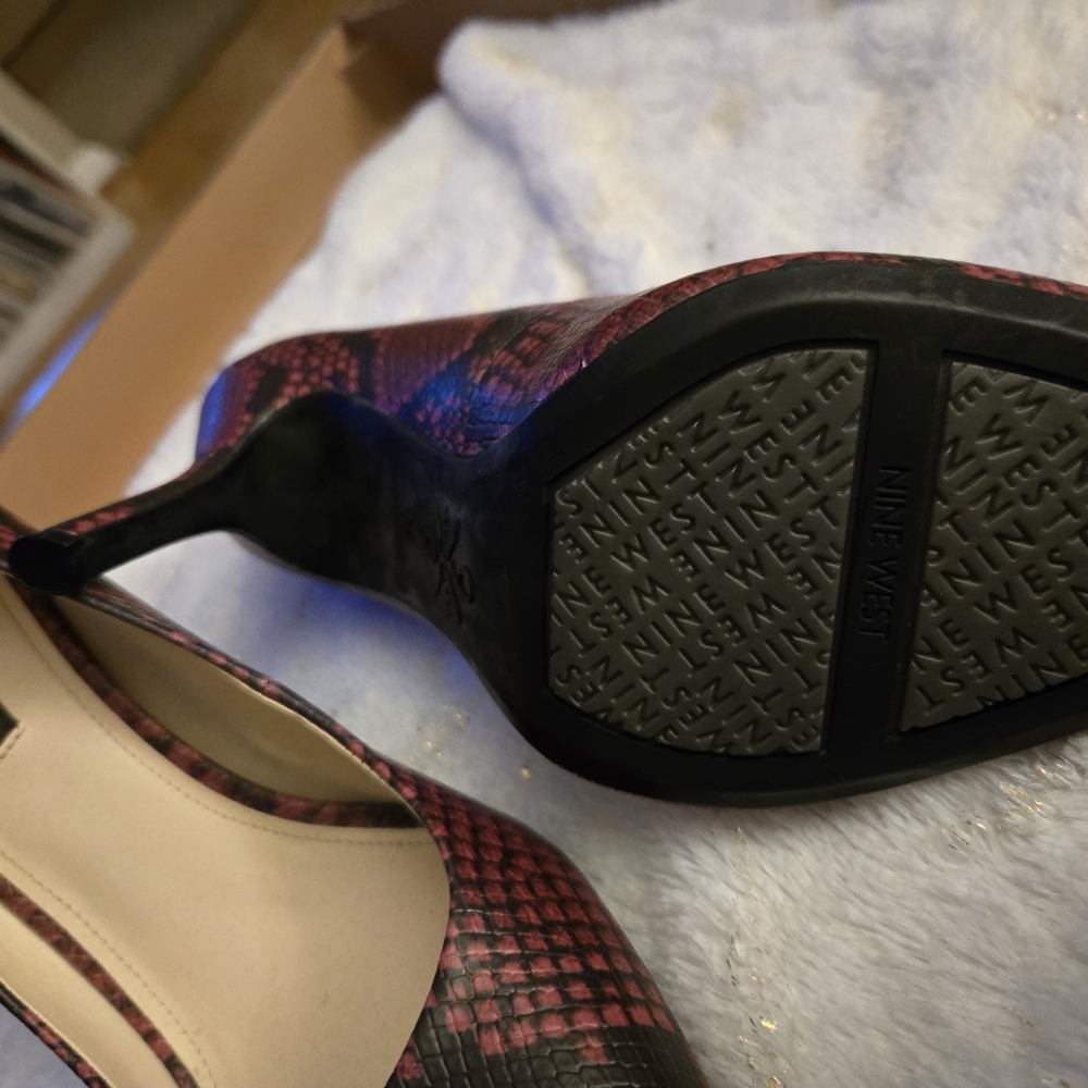 **3/$50** Nine West Burgundy Snakeskin Print Heels Size 9 - Picture 2 of 3